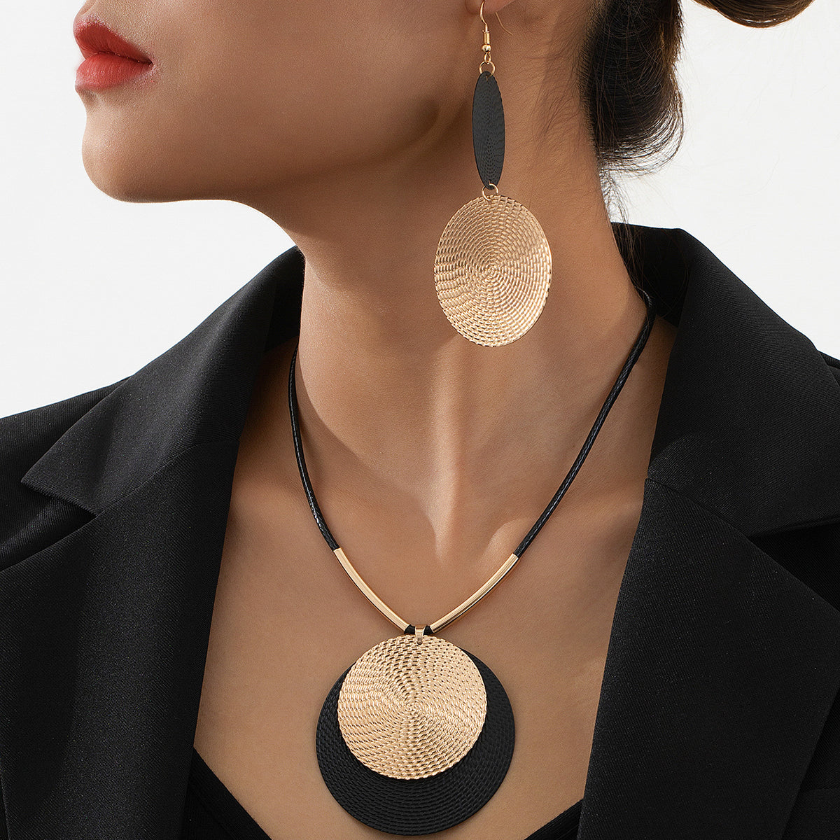 2 Piece Elegant Necklace Set (Gold, Black)