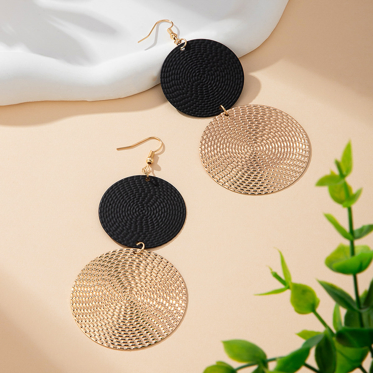 2 Piece Elegant Necklace Set (Gold, Black)
