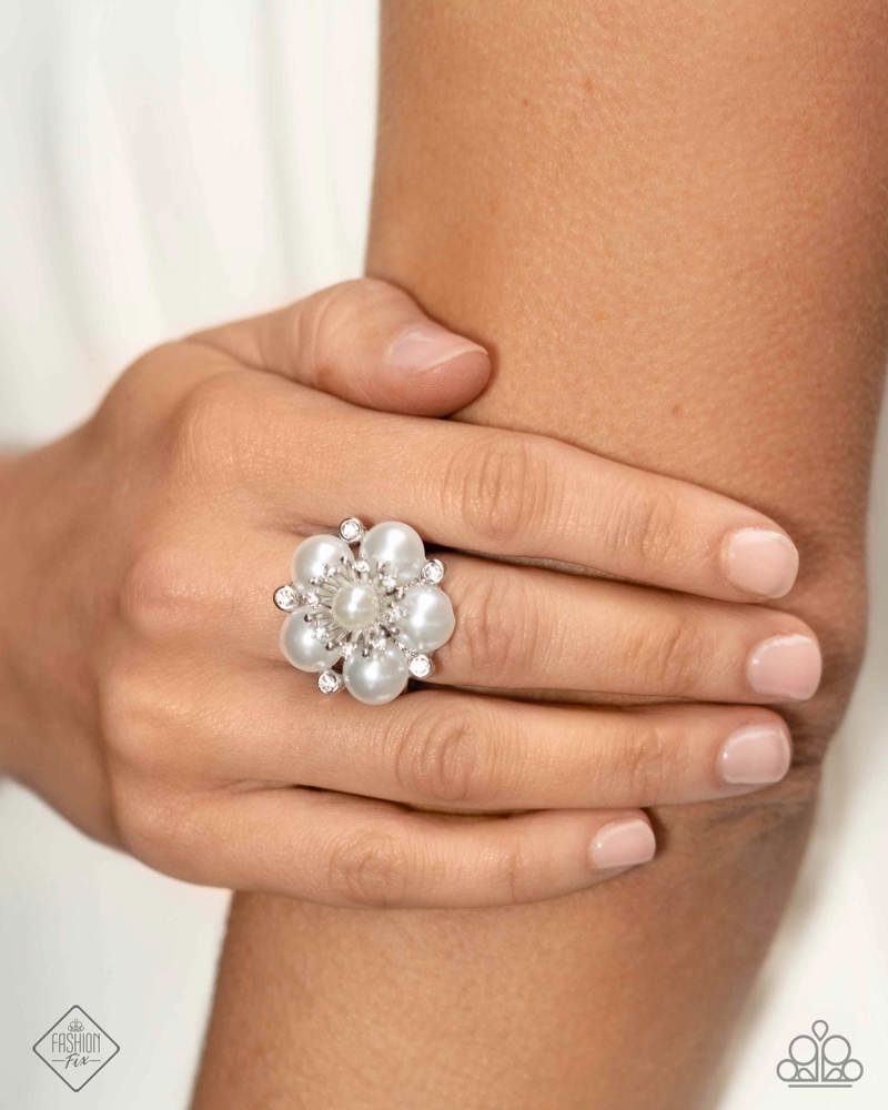 Paparazzi Fashion Fix Set Fiercely 5th Avenue White Pearls