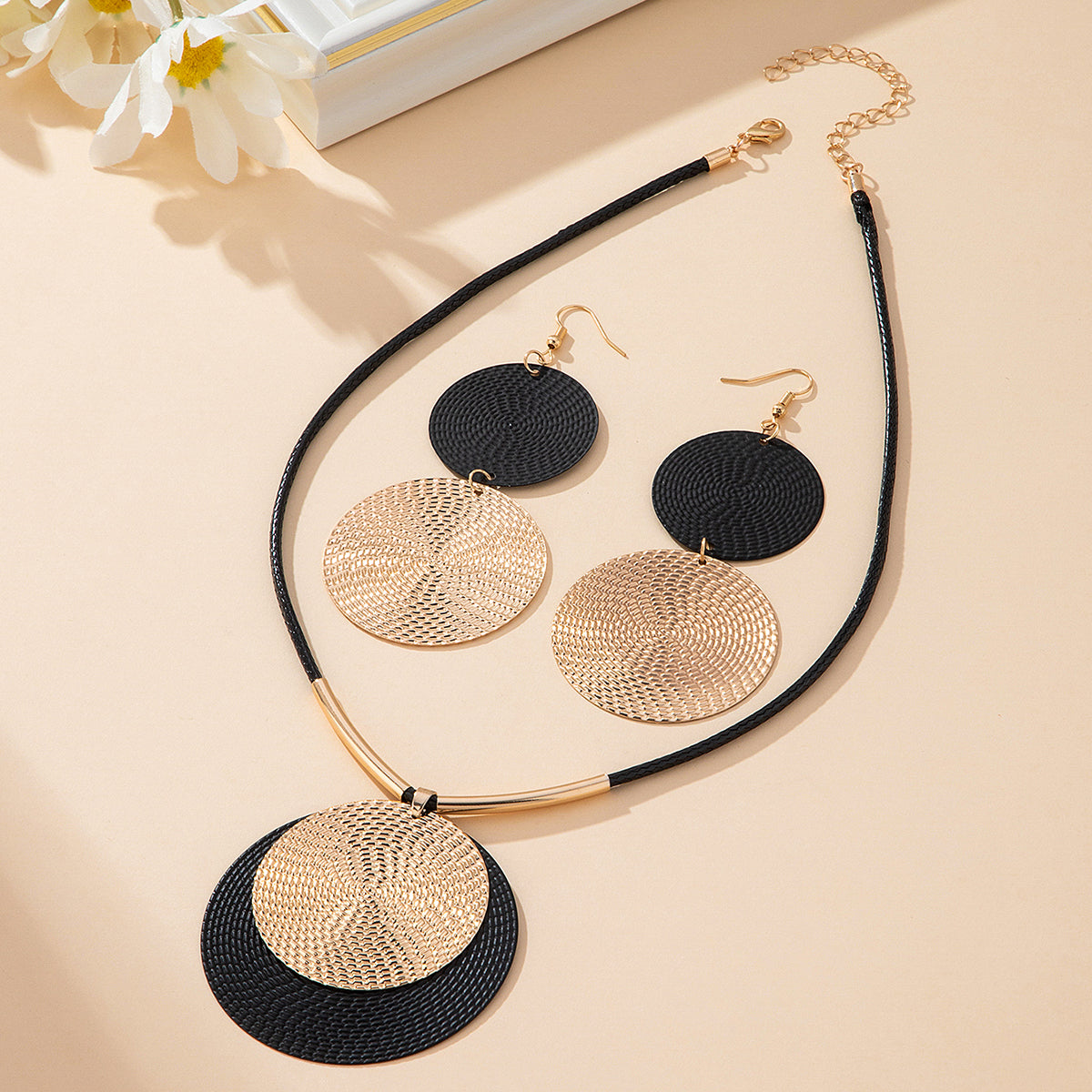 2 Piece Elegant Necklace Set (Gold, Black)